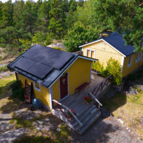 Solpaneler på tak sommarhus, Värmdö, från sidan