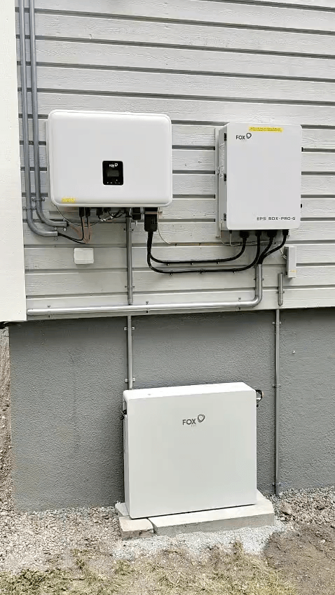 Installation av FoxESS hybridväxelriktare, EPS-BOX-PRO-5 och batteri på fasad i Djurö.