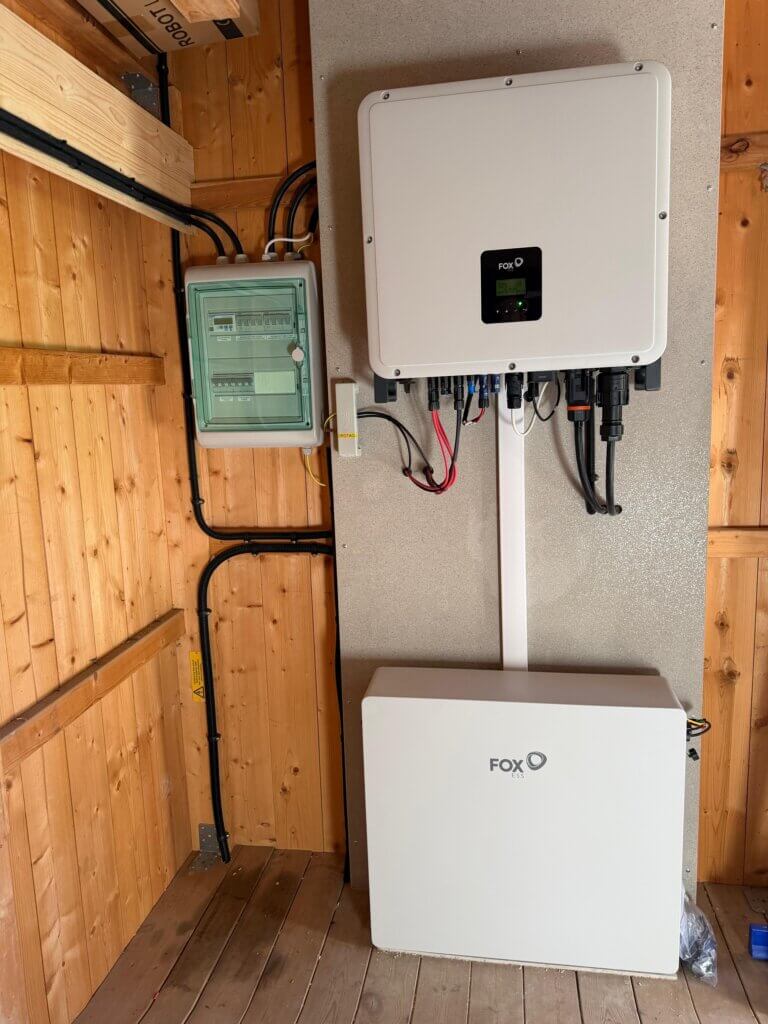 Installation av en 20 kW FoxESS växelriktare och tillhörande FoxESS batteri monterat på en trävägg, förberedd för ö-drift.