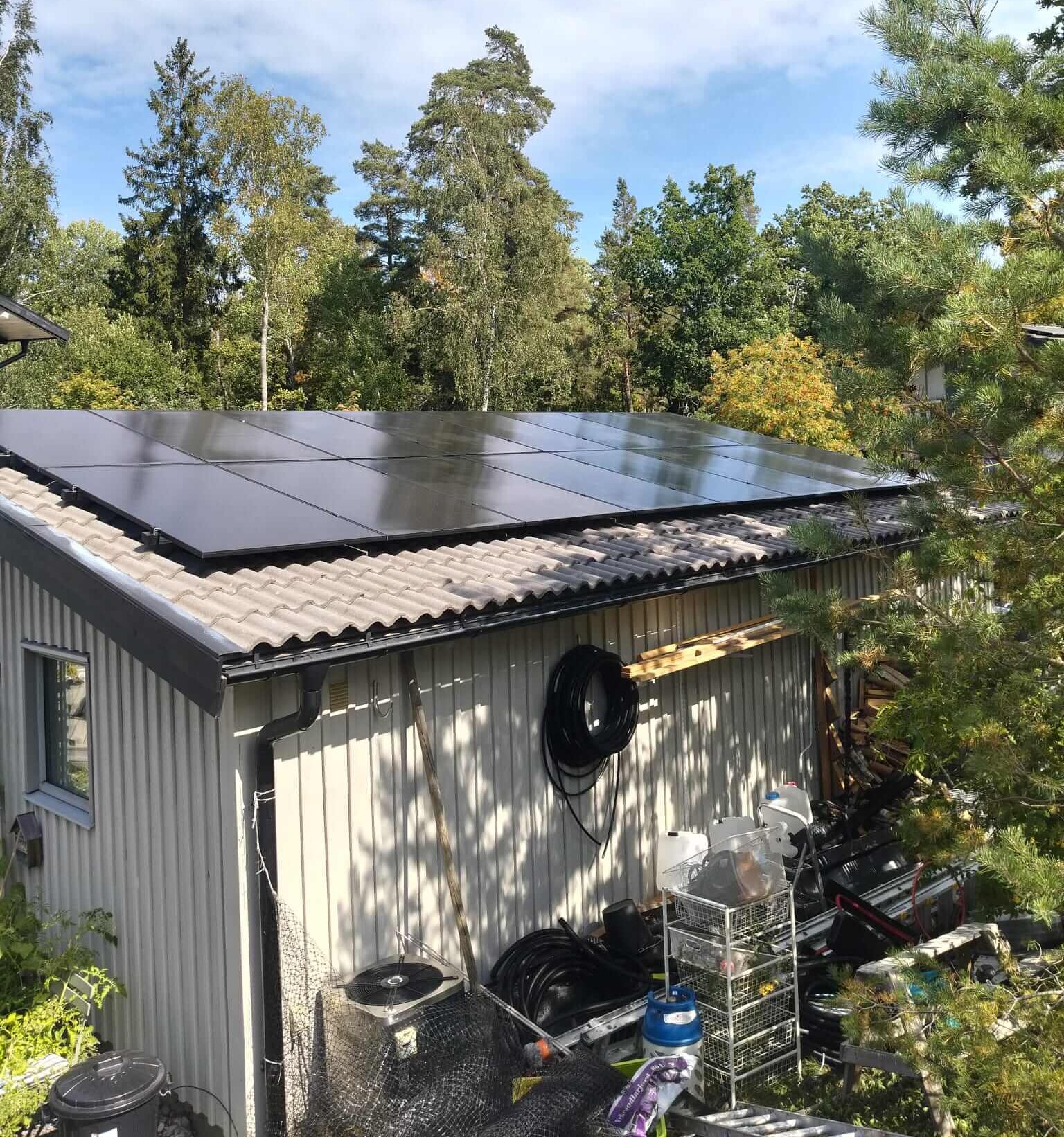 Solpaneler snyggt monterade på ett tak på Värmdö, kopplat till ett Sigenergy-system med 18 kWh batteri och elbilsladdare.