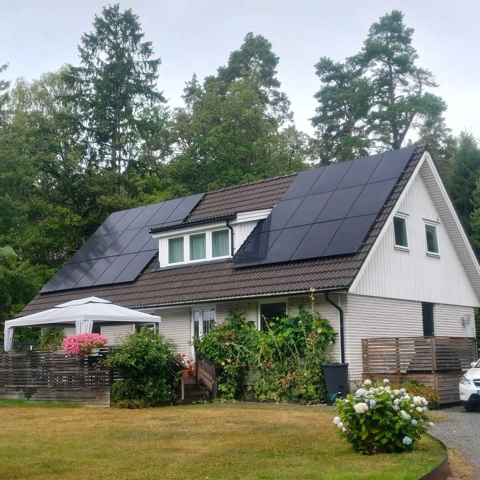 27 helsvarta Astronergy glas-glas solpaneler monterade på tak i sydvästläge i Hemmesta.