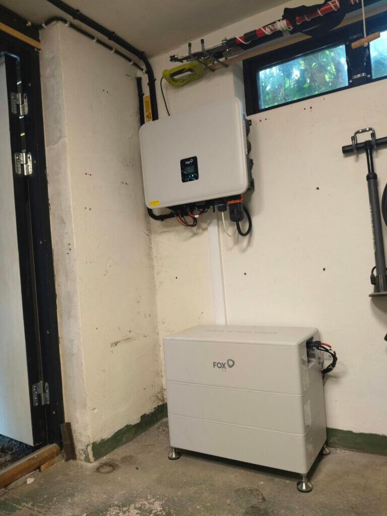 FoxESS växelriktare och 18 kWh EQ6000 plus batterilagring installerat inomhus i Hemmesta.