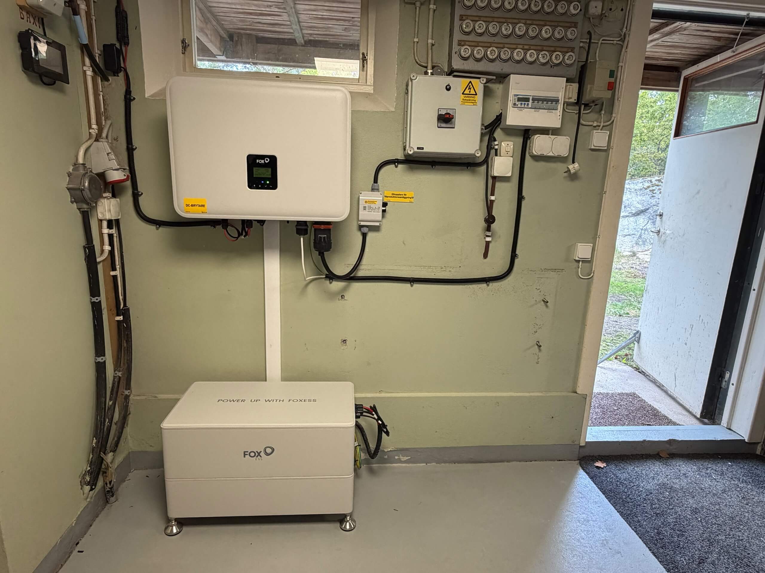 FoxESS hybridväxelriktare och golvmonterat batteri installerade i teknikrum på Västra Delsholmen.