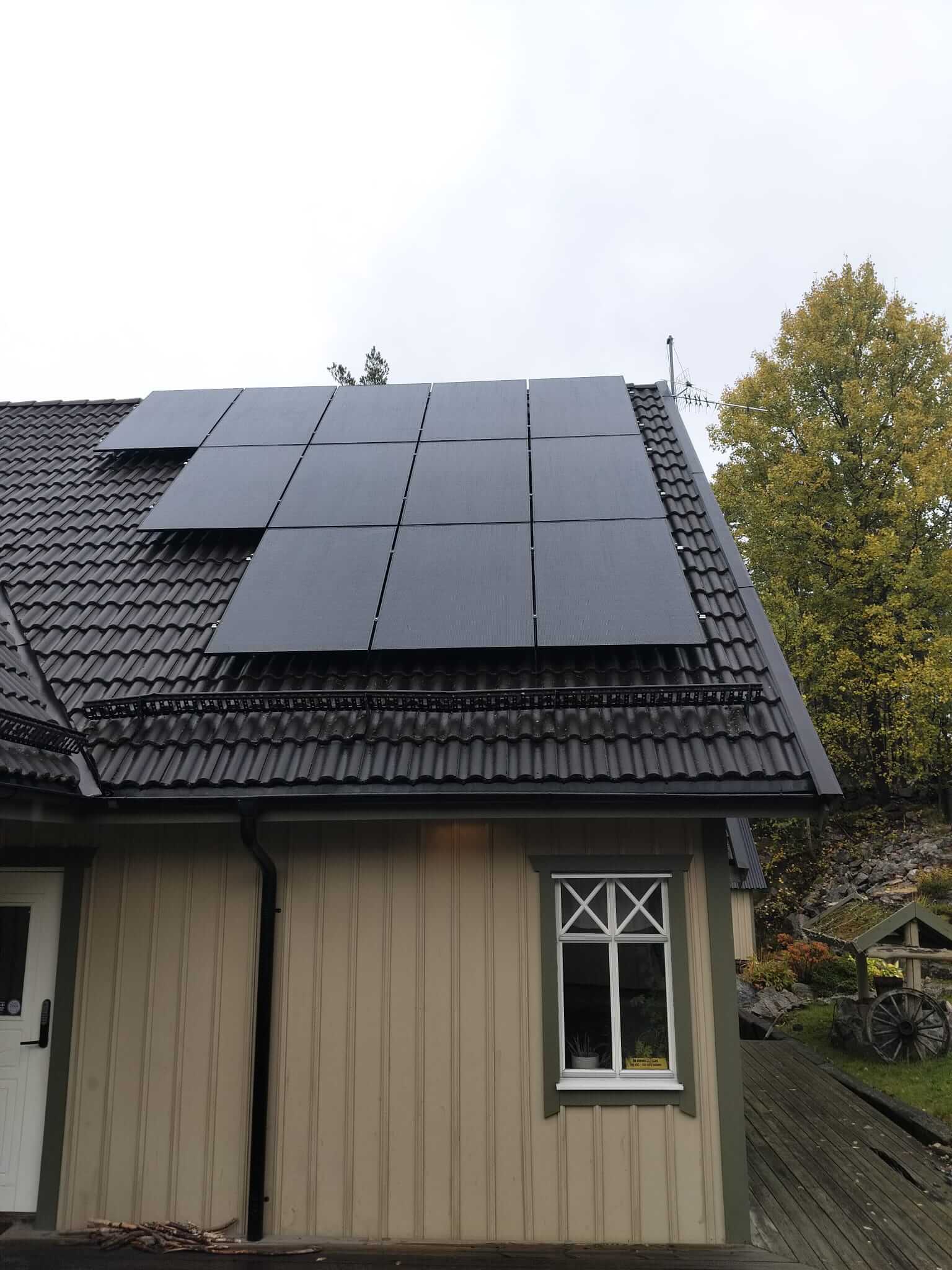 Svarta 515 W solpaneler monterade på svart tegeltak på villa i Tullinge